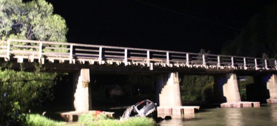 BIESZCZADY: Samochód spadł z mostu do rzeki. Nie żyje 50-letni kierowca (ZDJĘCIA)